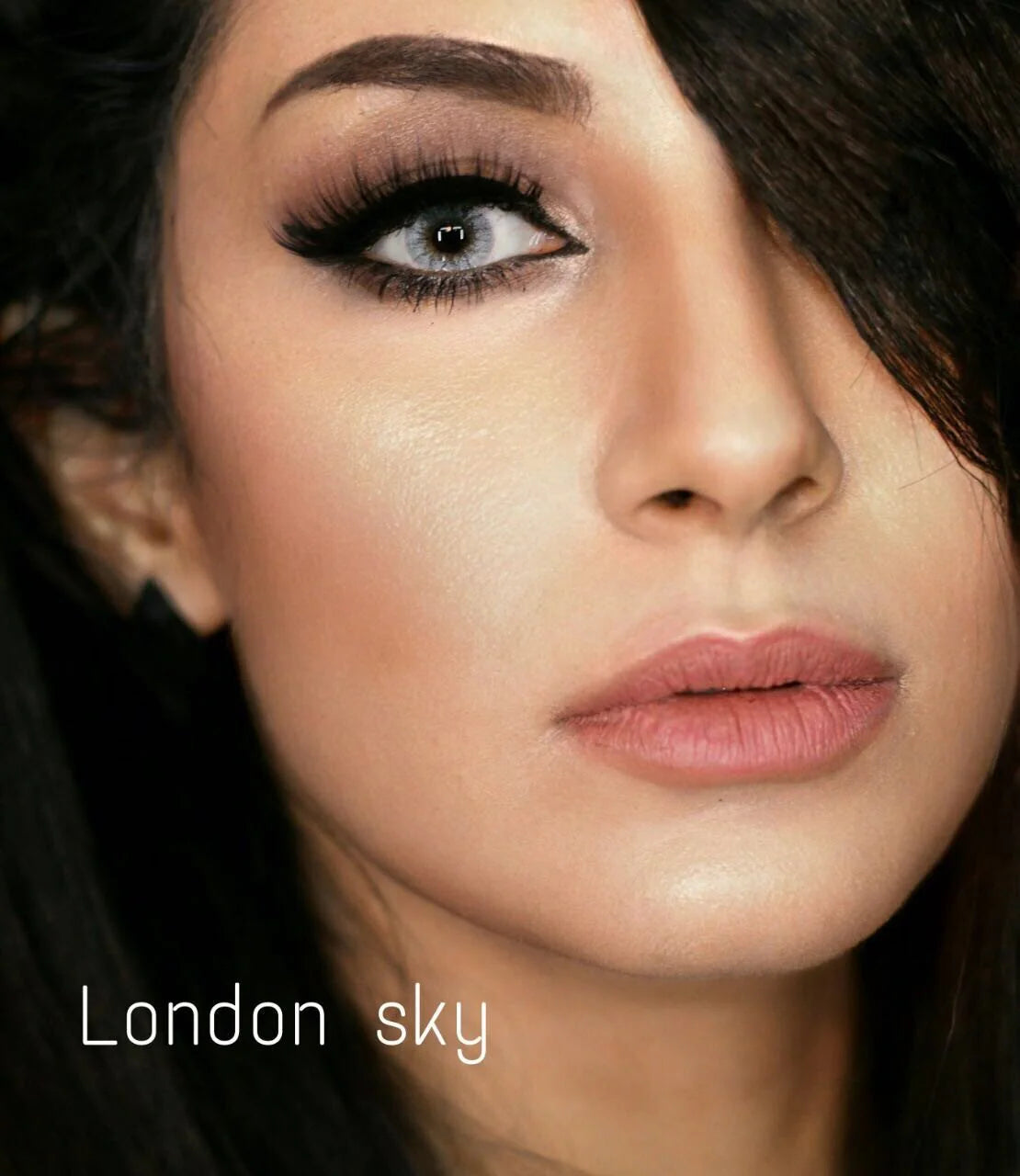 عدسات لاصقة ملونة London Sky - أزرق ساحر، صنع في بريطانيا، آمنة للارتداء لمدة 8 ساعات، تحتوي على 45% من الماء (زوج)