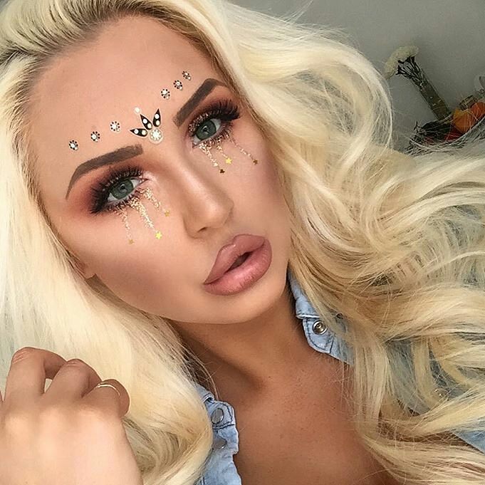 عدسات ريجنتس الخضراء اللاصقة: أناقة بريطانية ولون مذهل