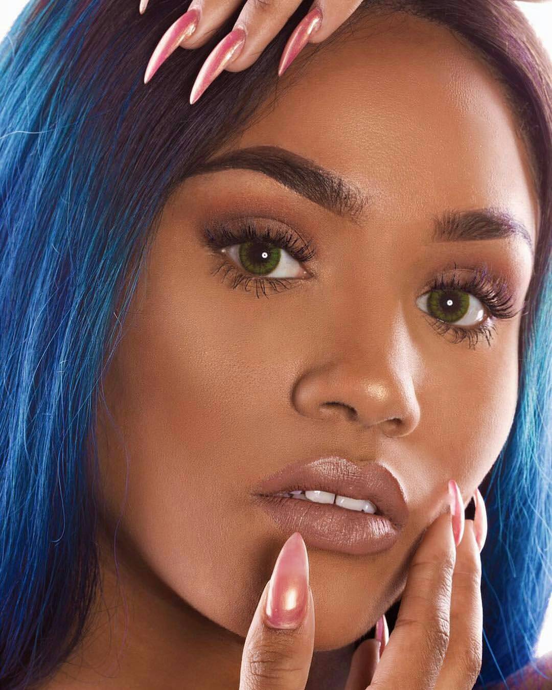 عدسات ريجنتس الخضراء اللاصقة: أناقة بريطانية ولون مذهل