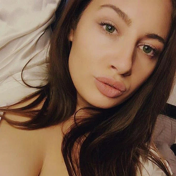 عدسات ريجنتس الخضراء اللاصقة: أناقة بريطانية ولون مذهل