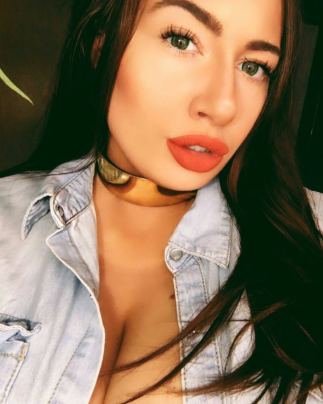 عدسات ريجنتس الخضراء اللاصقة: أناقة بريطانية ولون مذهل