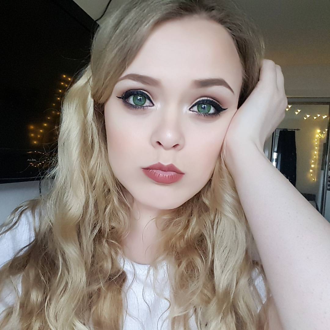 عدسات ريجنتس الخضراء اللاصقة: أناقة بريطانية ولون مذهل