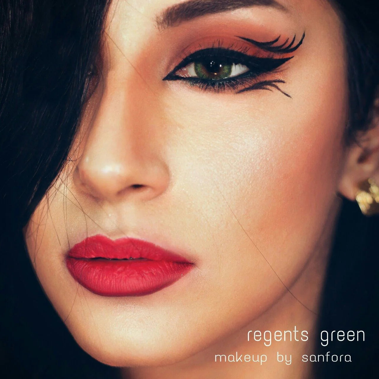 عدسات ريجنتس الخضراء اللاصقة: أناقة بريطانية ولون مذهل